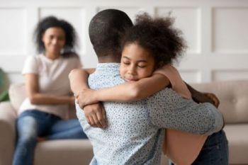 <p>Après toute forme de punition ou de discipline, les parents doivent rassurer leurs enfants de leur amour</p>