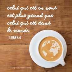 Vous, petits enfants, vous êtes de Dieu, et vous les avez vaincus, parce que celui qui est en vous est plus grand que celui qui est dans le monde.
