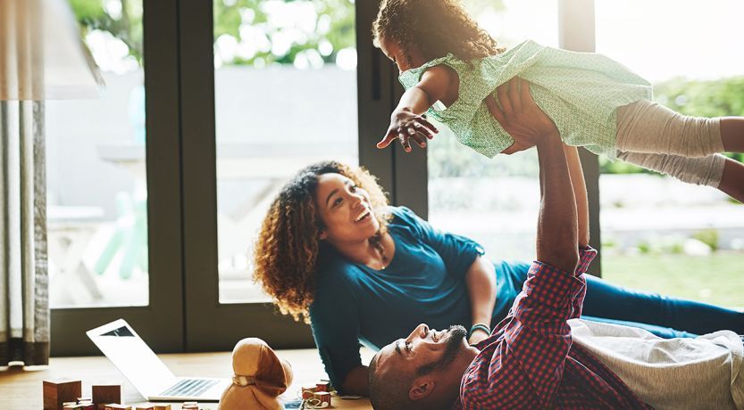 La famille qui joue ensemble