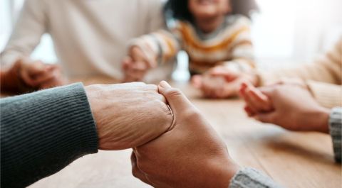 La famille qui prie ensemble