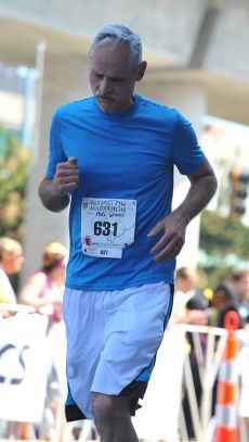 <p><em>Mike franchit le mur.</em></p>