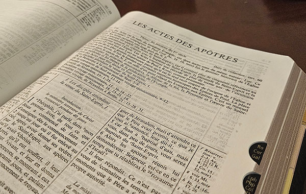 Bible ouverte montrant le livre des Actes