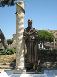 Une statue moderne d&rsquo;Esculape, de l&rsquo;Ascl&eacute;pion, &agrave; Pergame. Notez le serpent &ndash; un symbole li&eacute; &agrave; Esculape. Ce symbole continue, de nos jours, de repr&eacute;senter la m&eacute;decine. (photo de Jo&euml;l Meeker).