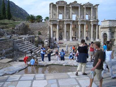 La biblioth&egrave;que parmi les ruines d'&Eacute;ph&egrave;se (photo par David Treybig).