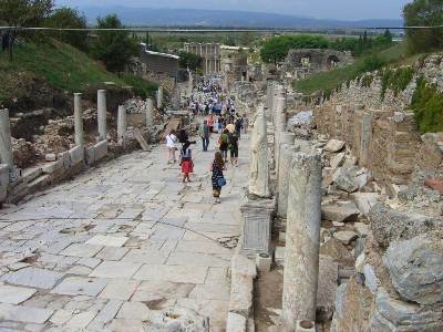La rue principale parmi les ruines d'&Eacute;ph&egrave;se (photo par David Treybig).