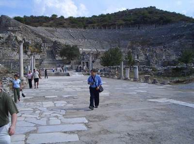 Le grand th&eacute;&acirc;tre parmi les ruines d'&Eacute;ph&egrave;se (photo par David  Treybig).
