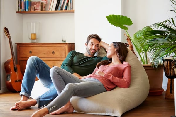 La communication est la clé. Une communication claire permet d’éviter les malentendus tout en favorisant une connexion plus profonde et une plus grande proximité avec votre conjoint.