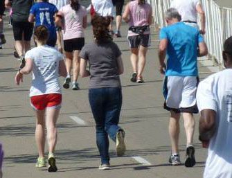 Les filles de Mike, Erica et Heather, le rejoignent pour terminer la derni&egrave;re ligne droite du marathon.