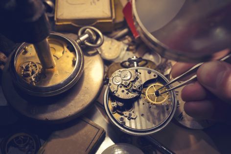 De la m&ecirc;me mani&egrave;re qu&rsquo;une montre de pr&eacute;cision finement fabriqu&eacute;e t&eacute;moigne de l&rsquo;habilet&eacute;, du soin, de la planification et du savoir-faire de son concepteur, l&rsquo;incroyable pr&eacute;cision, l&rsquo;&eacute;quilibre et la sagesse &eacute;vidents dans la conception de l&rsquo;univers d&eacute;clarent la grandeur de son Cr&eacute;ateur.