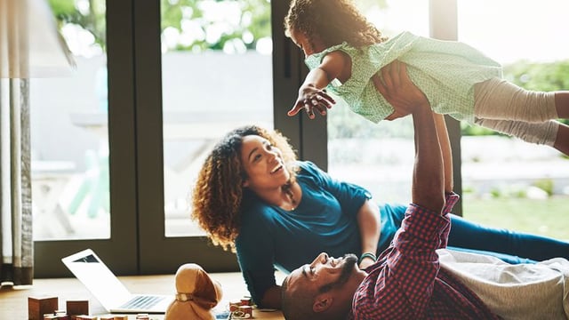 La famille qui joue ensemble