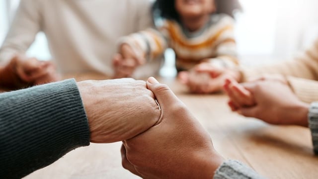 La famille qui prie ensemble